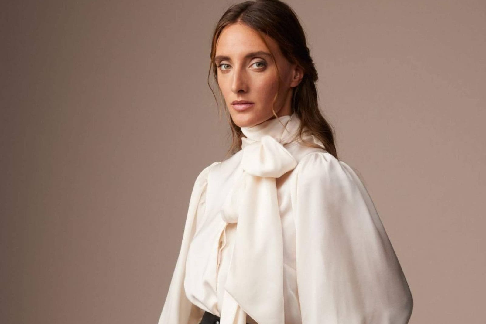 Blusas de lazada; el retorno elegante del poder femenino en los looks de oficina
