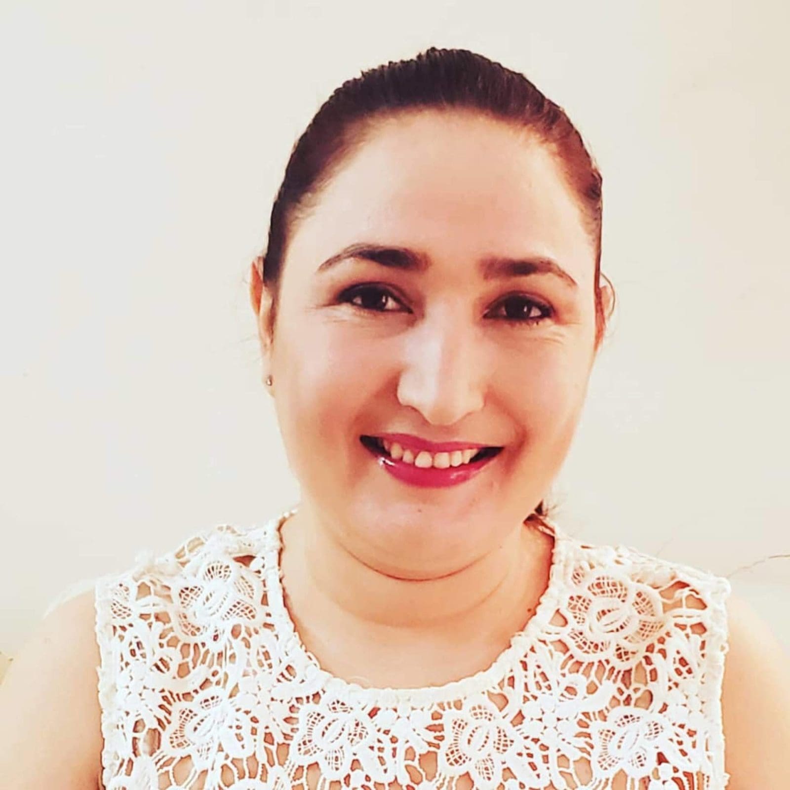 Melissa Calle convierte el desamor en palabra; un viaje poético hacia la dignidad en Solo a veces.