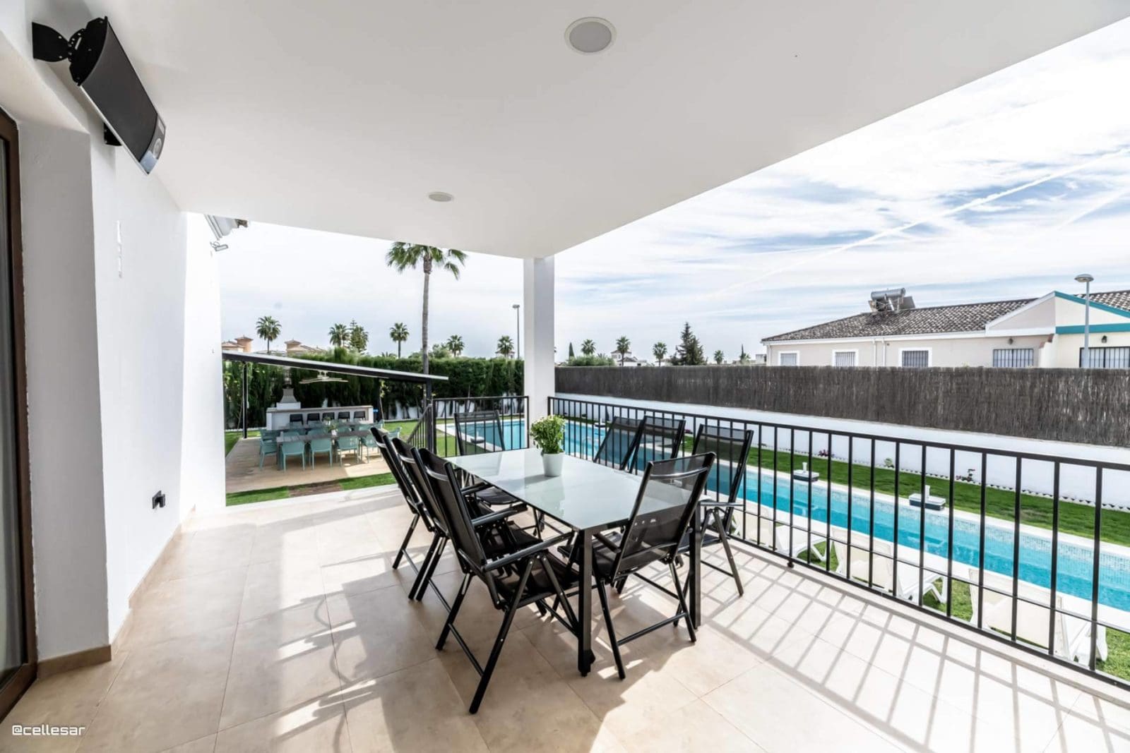 Villa en alquiler en Sevilla con 8 dormitorios, cine privado y piscina de 25 metros
