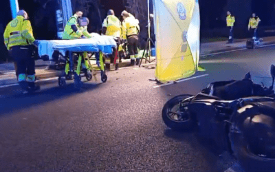 Un motorista de 25 años en estado crítico con politraumatismo y fractura del fémur por el choque de un coche en Majadahonda