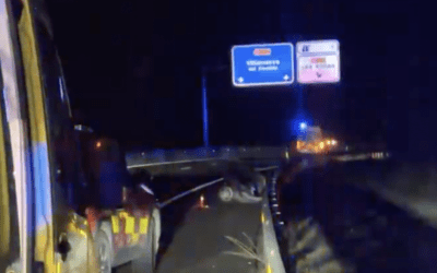 Gravísimo accidente nocturno de un motorista en Majadahonda (vídeo): golpe en la cabeza «severo» tras chocar con un coche
