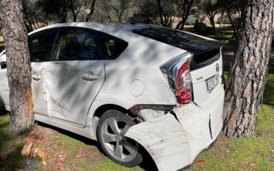 La imprudencia al aparcar de un conductor de Las Rozas le provoca un accidente al periodista Miguel Sanchiz (Majadahonda): las fotos del suceso