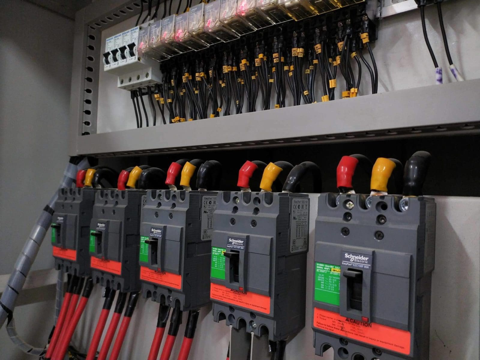 Material eléctrico Schneider con stock disponible y precio competitivo en Cadenza Electric