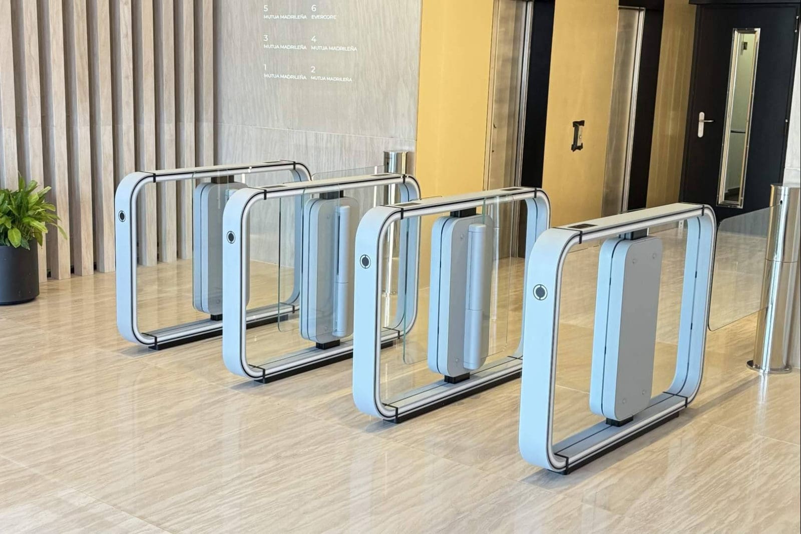 ASSA ABLOY desarrolla puertas rápidas de seguridad para gestionar accesos peatonales de forma eficiente