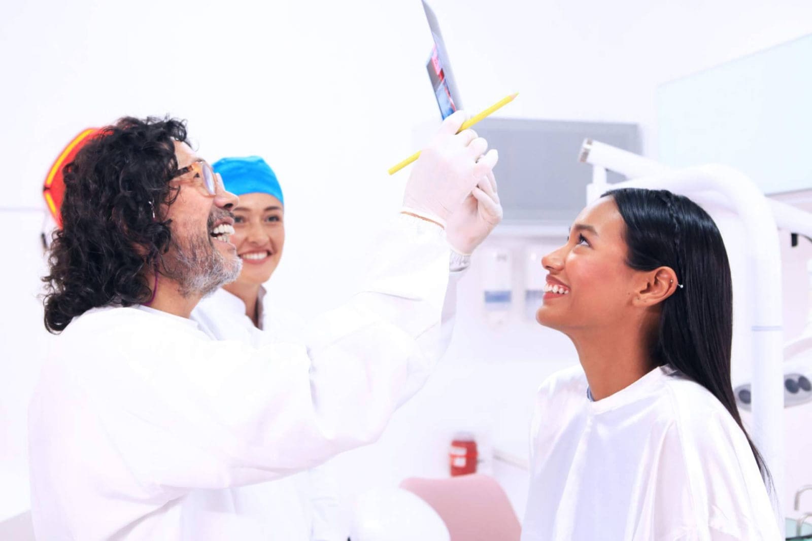 Odontología de Marlon Becerra impulsa el diseño de sonrisa en Bogotá con más de 40 años de experiencia