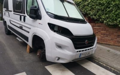 Una furgoneta robada y sin ruedas causa riesgos y peligro en Majadahonda: “he avisado a la Policía Local pero todavía no hay reacción alguna”