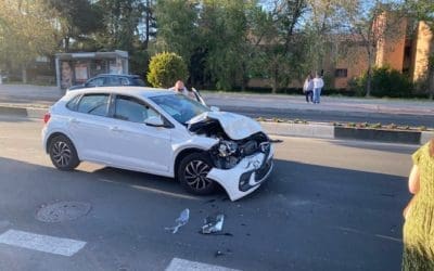 Una conductora de Majadahonda confunde pedal del freno con acelerador y estampa su coche contra la trasera de un autobús (fotos del accidente)