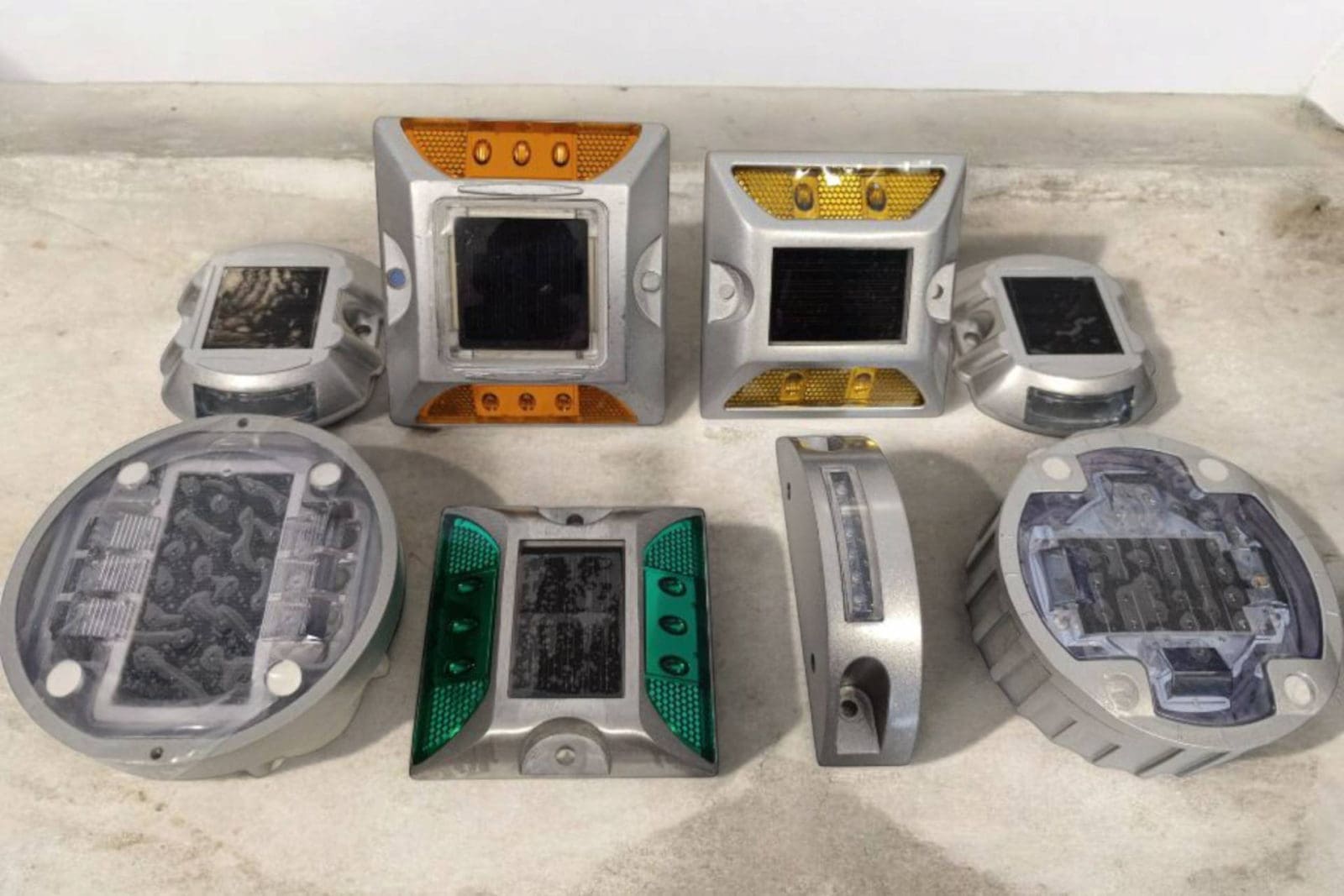 Abadecom Urban suministra captafaros solares LED resistentes para mejorar la seguridad vial