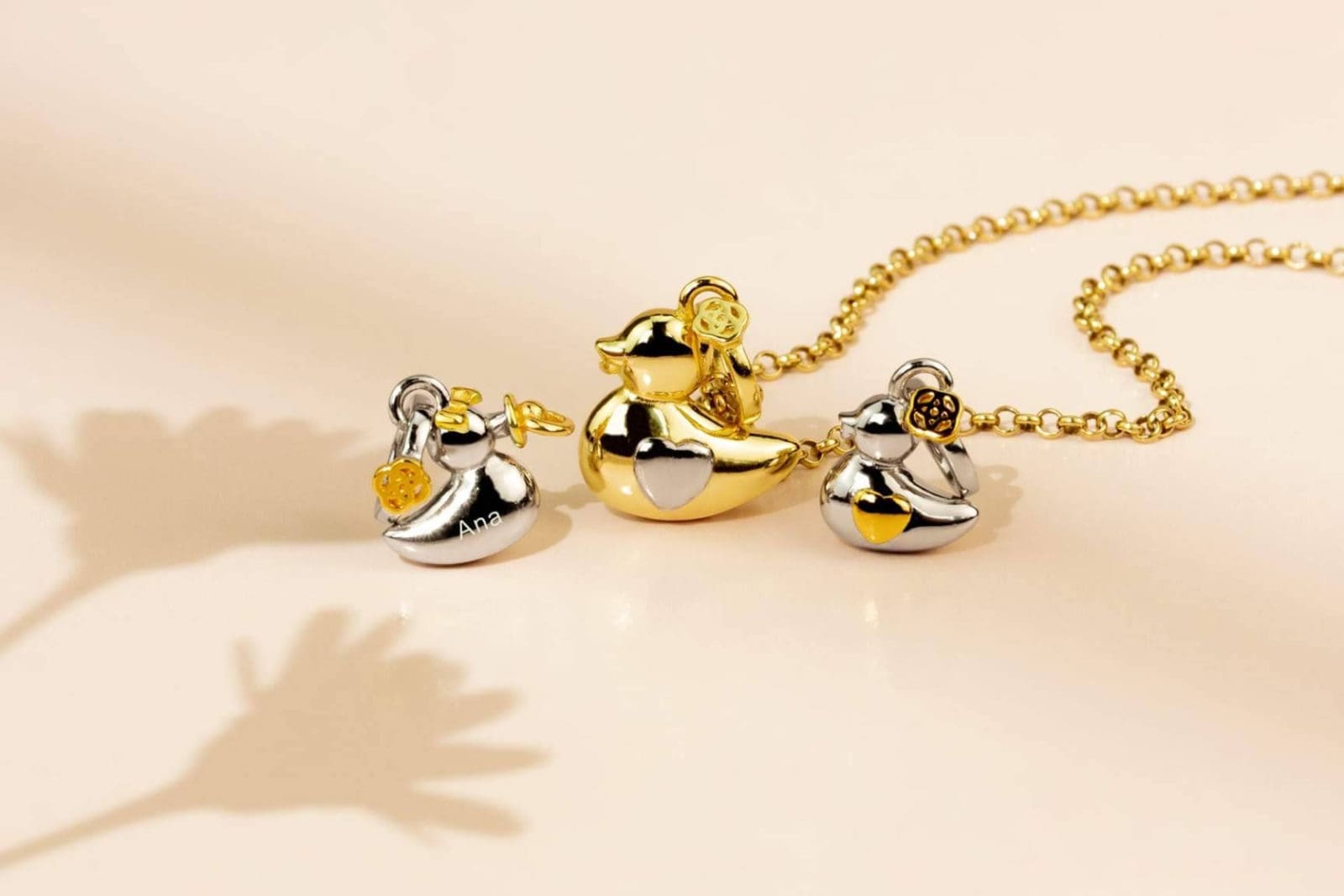 Una joyeria de Barcelona hace llorar a las madres de media Espana con un colgante de patitos