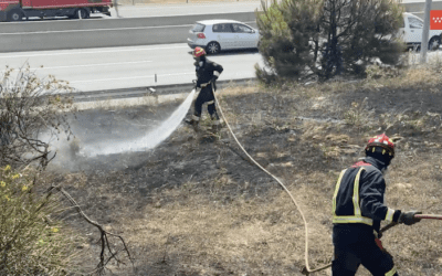 Llega la ola de calor y el primer incendio de 2026 en la vegetación de Majadahonda: arden 4.000 m2 en una cuneta de la M-50