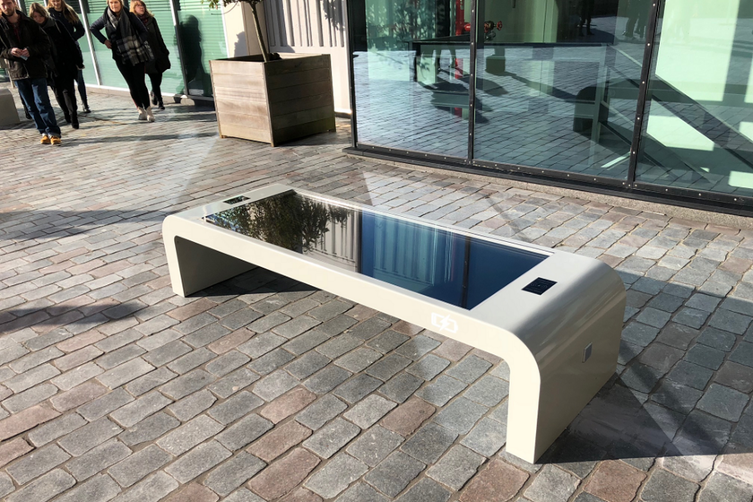 «La frustrante inauguración de un «banco inteligente» en la Plaza del Ayuntamiento de Majadahonda»