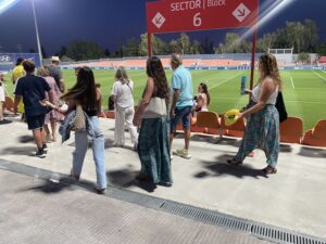 Las fotos de la presencia femenina en el Cerro del Espino para ver el Rayo Majadahonda: más de un tercio de las espectadoras ya son mujeres Las fotos de la presencia femenina en el Cerro del Espino para ver el Rayo Majadahonda: más de un tercio de las espectadoras ya son mujeres