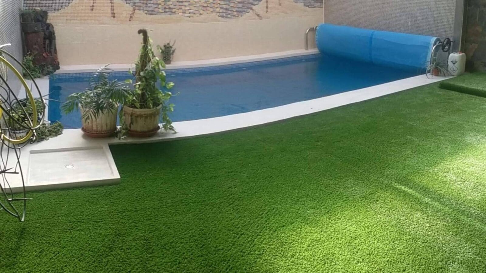 Albergrass explica cómo elegir césped artificial para una terraza con muchas horas de sol