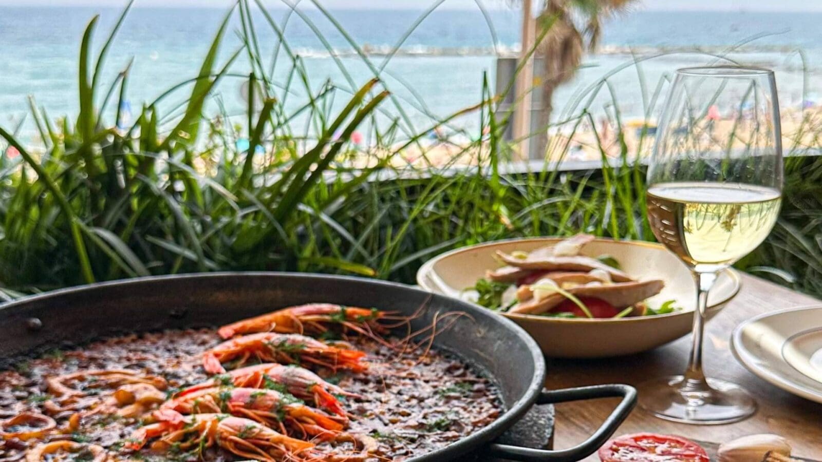 Dónde comer paella en Barcelona en agosto; Barraca, arroces y cocina mediterránea frente al mar