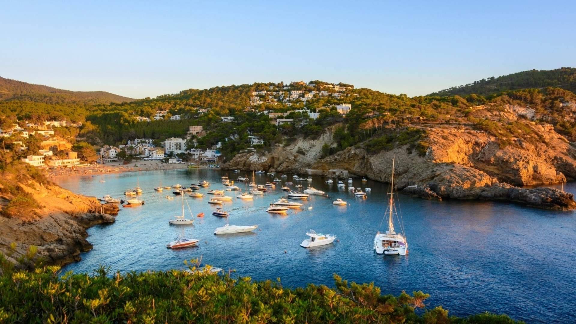 Yacht charter en Ibiza; una forma exclusiva de descubrir las calas de la isla