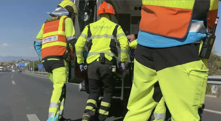 Monumental atasco en Majadahonda por el vuelco de un camión trailer en la M-50: vídeo y fotos del accidente
