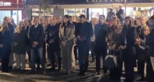 Momentos de tensión en el minuto de silencio en Majadahonda por las víctimas del accidente de trenes en Toledo: fotos y vídeo Momentos de tensión en el minuto de silencio en Majadahonda por las víctimas del accidente de trenes en Toledo: fotos y vídeo