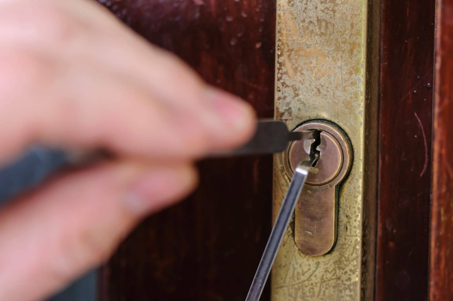 ¿Cuánto cuesta abrir una puerta en Madrid con un cerrajero? Abro Tu Hogar explica qué determina el precio