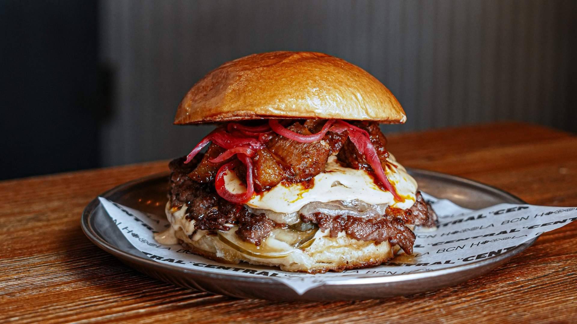 Smash burger o hamburguesa clásica; dos formas de entender la burger en Barcelona