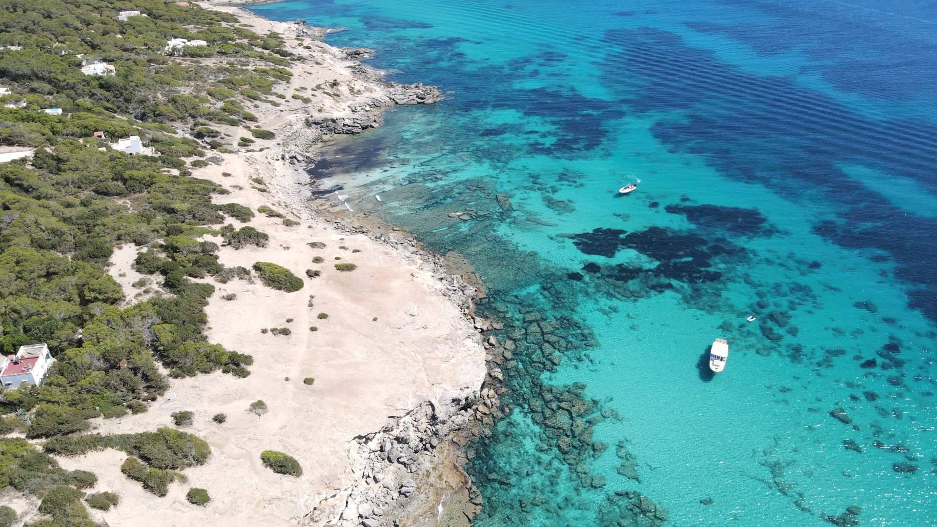 Aguas cristalinas, salinas, rutas en bicicleta y actividades para disfrutar de Formentera