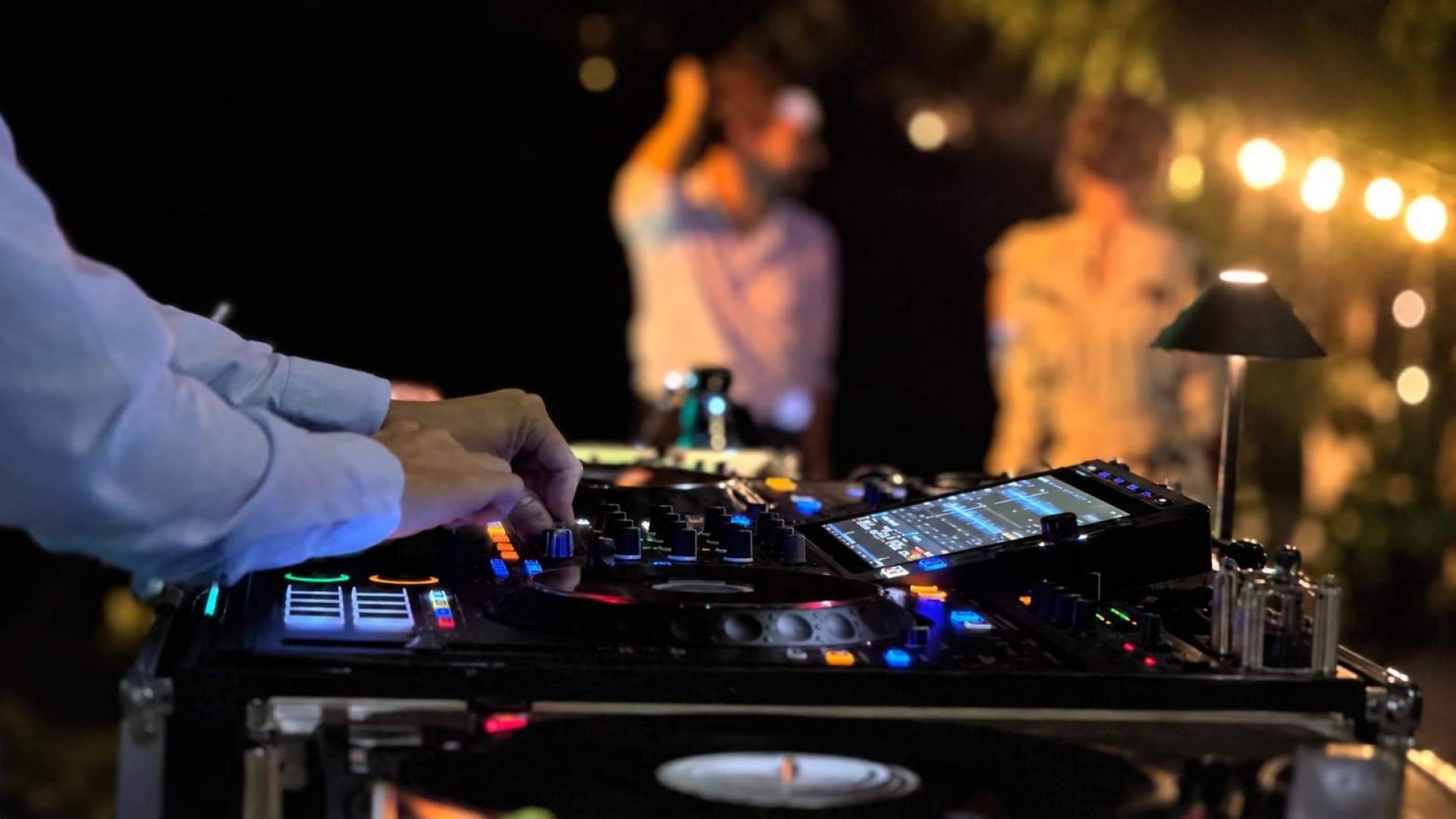 La nueva AlphaTheta XDJ-AZ llega al servicio de alquiler DJ de Asb Audiovisuals