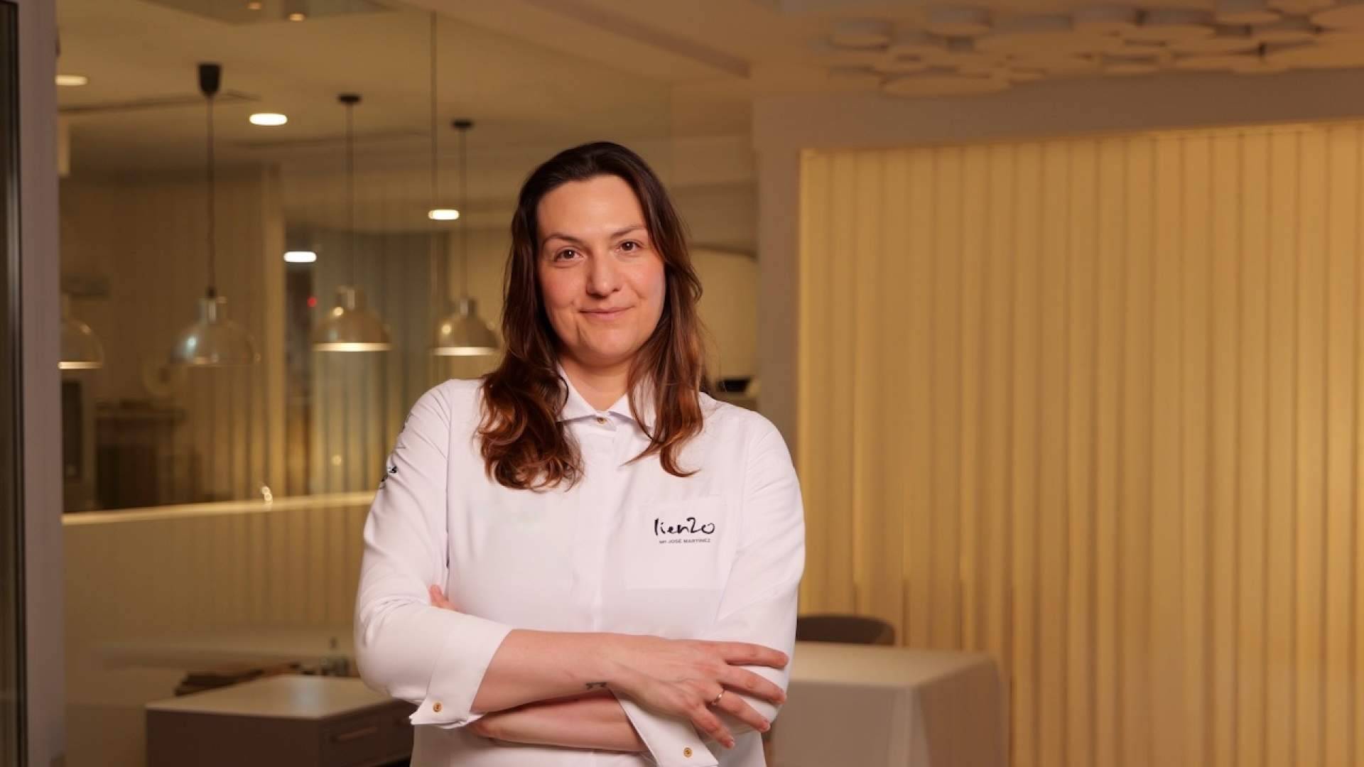 La chef María José Martínez muestra la cocina de Lienzo en Finlandia